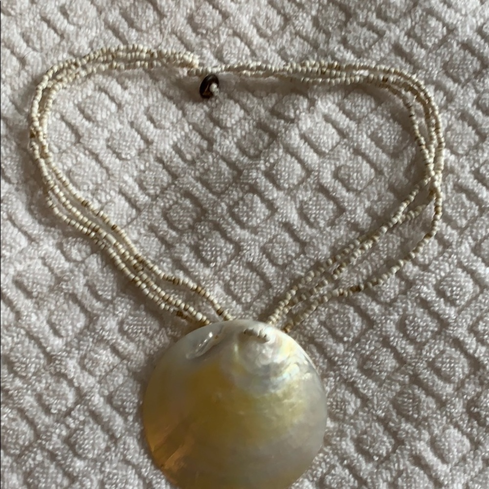Shell pendant necklace